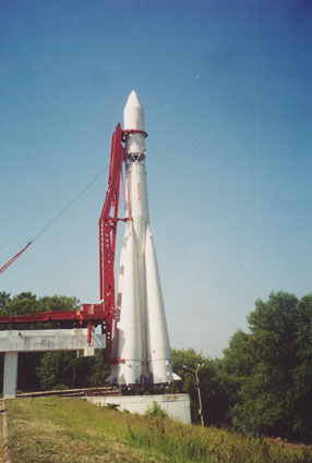 Макет ракеты Восток около музея Космонавтики в Калуге